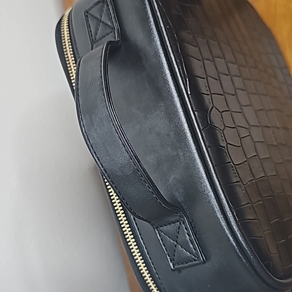 Cosmetic case with a leather detachable shoulder strap. - Picture 10 of 14